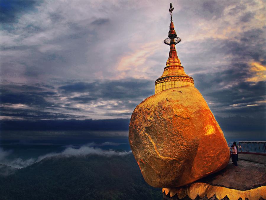 «падающий» золотой камень в Мьянме